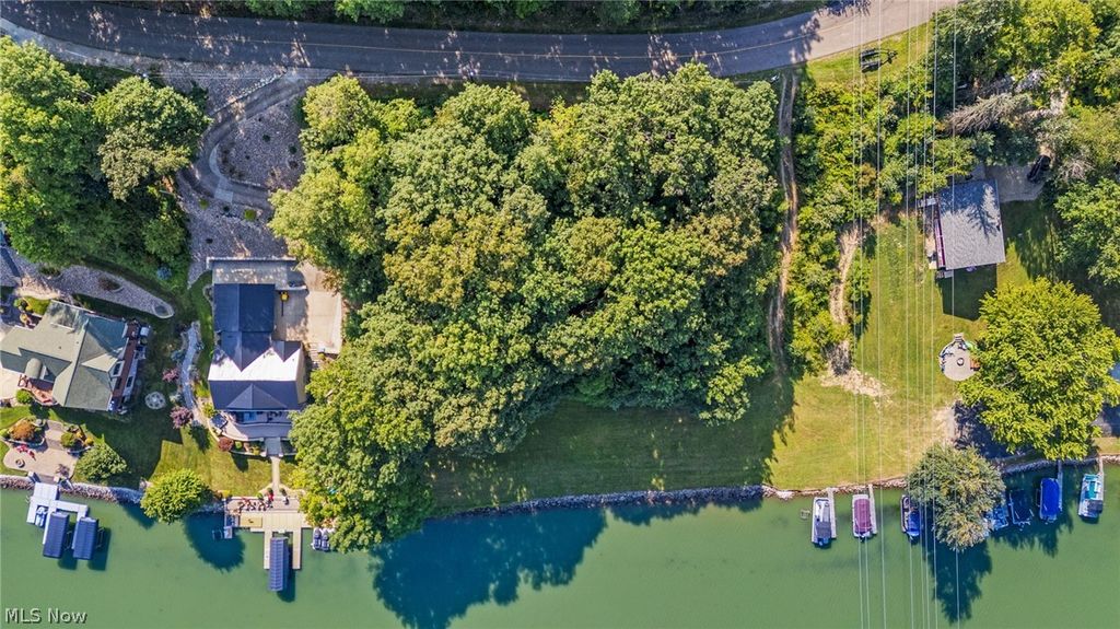 Photo of 490 E Mohawk Drive, Malvern, OH 44644 (MLS # 5189263)