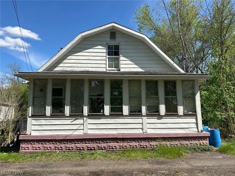 Photo of 119 Belle Alley, Uhrichsville, OH 44683 (MLS # 5202759)