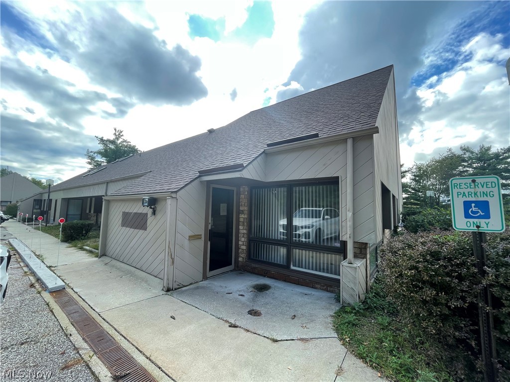 Incredible office space with great potential. Nice waiting area, large reception space and several exam/office rooms. Bonus space upstairs for a conference room. Newer Furnace, Hot Water tank and roof. Come see the potential here.
