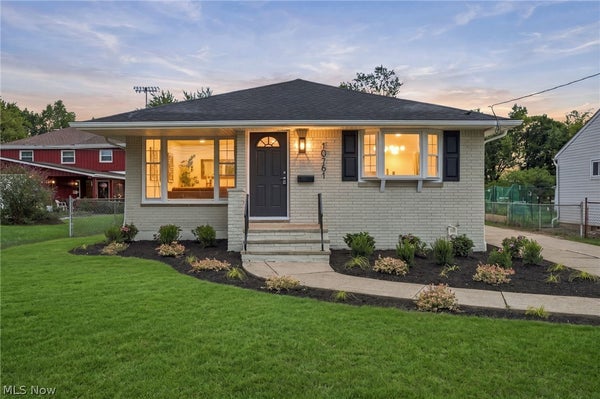 10761 MEADOWBROOK DR, CLEVELAND, OH 44130 - Image b4e4c802eaec4f9eb6bf782cfe485de1/1808705225