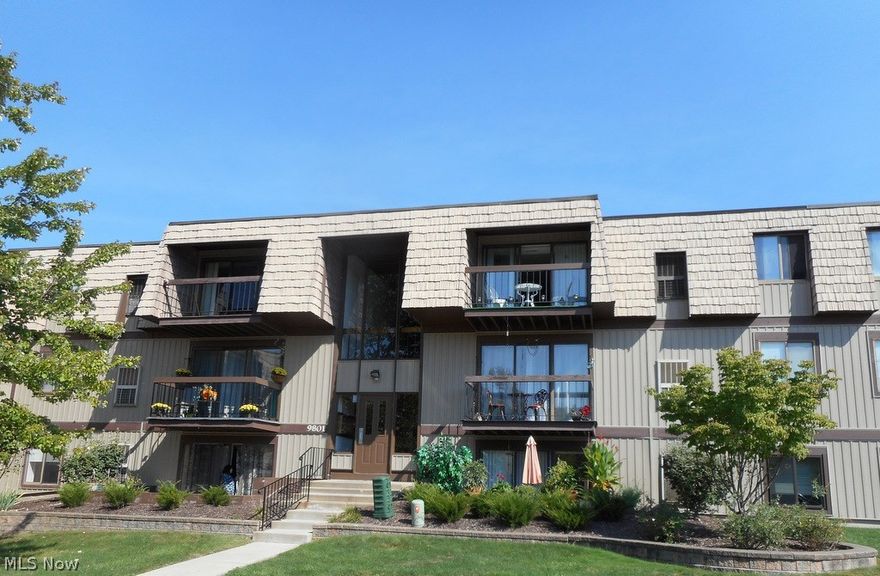 Come see this lovely 2 bdrm 2 bath ranch style condo featuring living room with glass sliding doors to balcony. The eat-in kitchen has adjacent laundry room. Includes 1 car garage. This is a Fannie Mae HomePath property.