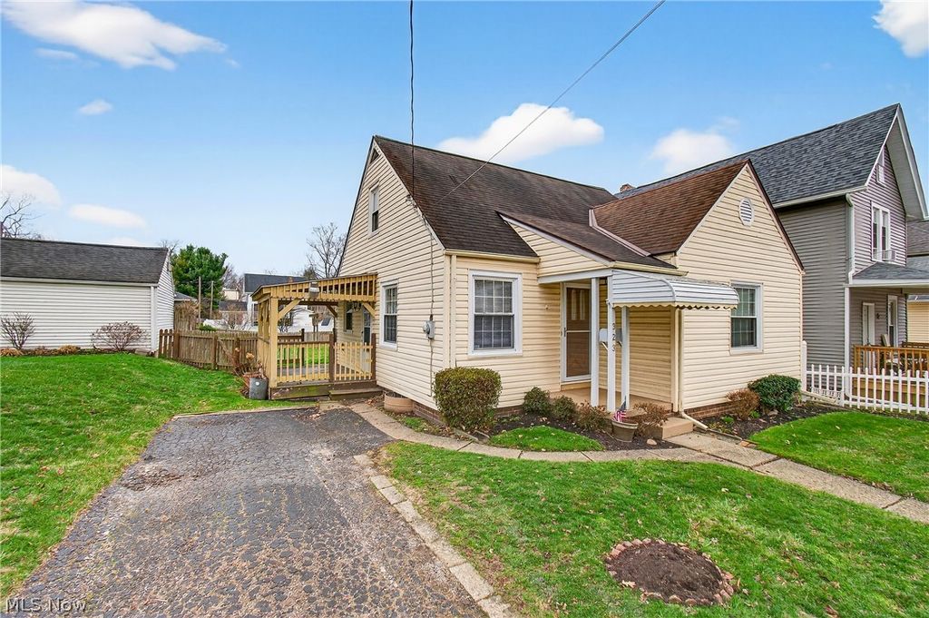 Photo of 323 Cherry Road NE, Massillon, OH 44646 (MLS # 5195402)