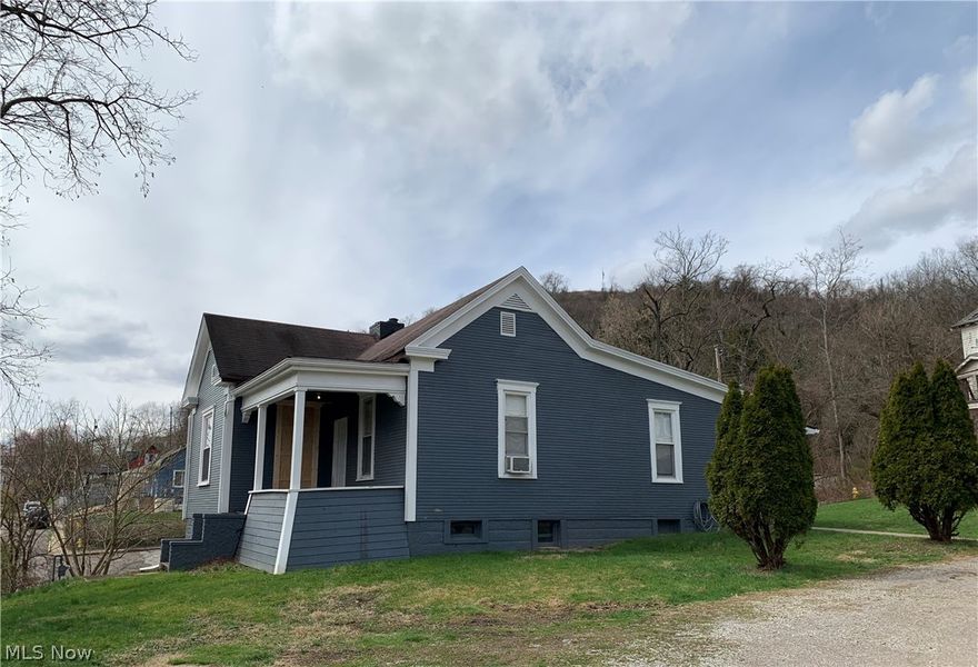 nicely updated Ranch home on a corner lot. Your new home features three bedrroms, 1 bath, freshly painted, updated kitchen and bathroom. Pex plumbing, 100 amp breaker box.  The driveway to the fence conveys with 702 High St. Back lot transfers. Back lot address is 212 Willow St.