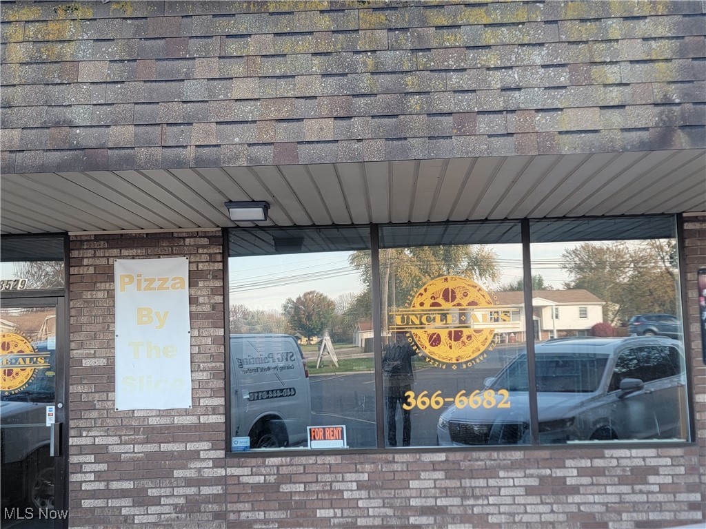 Formally Uncle Al's Pizza on Chestnut Ridge. 1400 sqft for lease. Located in a strip with Subway, Convenient store, painter and Ice Cream shop. There is a 400 sqft dining area, a counter and 6x6 walk in cooler that stays. Lessor is looking for 5 year term lease, Triple Net.