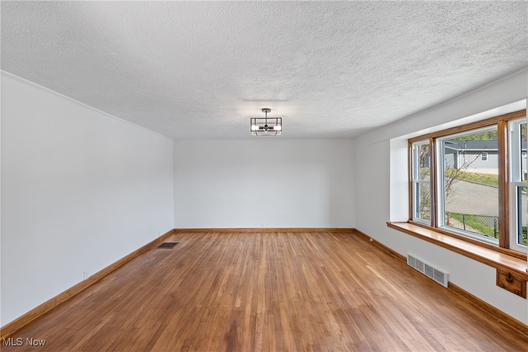 556 W 43rd Street, Shadyside, Ohio image 8