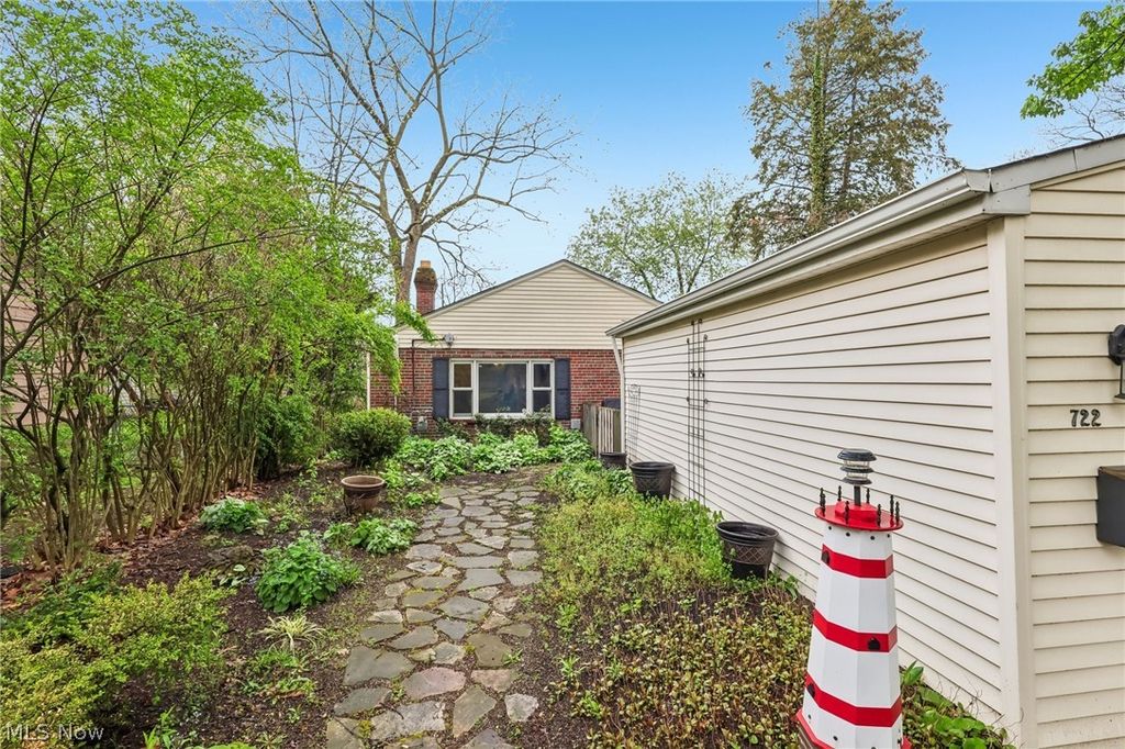 Photo of 722 Chestnut Boulevard, Willoughby, OH 44094 (MLS # 5205229)