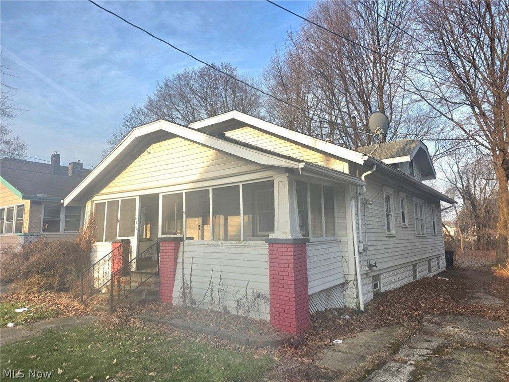 Photo of 646 Columbia Avenue, Akron, OH 44310 (MLS # 5196542)