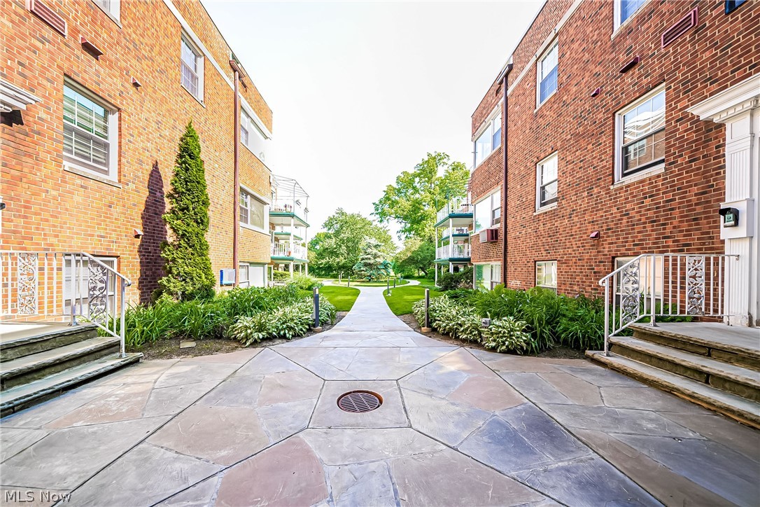 Shaker Villas/Ohio 02 Condo - Residential
