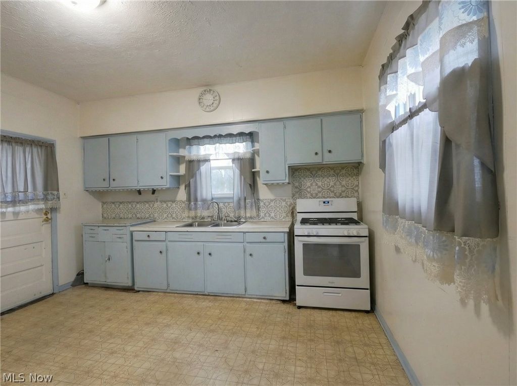 Photo of 307 E Glenwood Avenue, Akron, OH 44310 (MLS # 5199064)