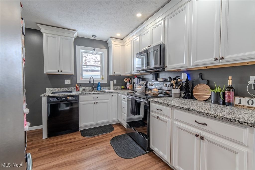 Photo of 16711 Pearldale Avenue, Cleveland, OH 44135 (MLS # 5177431)