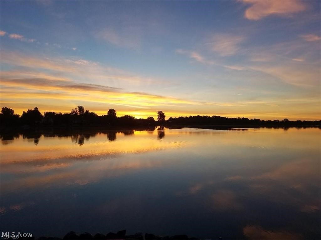 Cinnamon Lake - Land