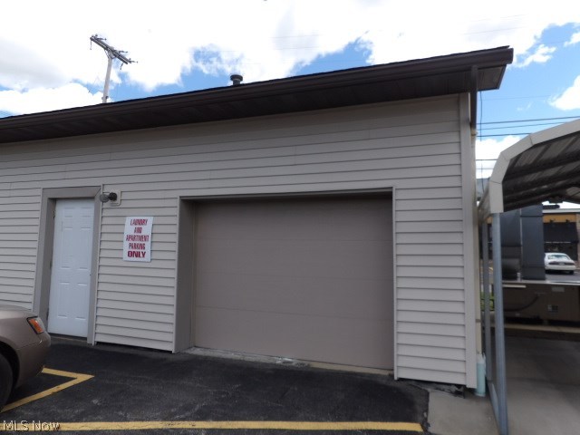 Commercial Property for rent in Austintown on the corner of Mahoning Avenue and St Rt 46. 300 sq. ft. rental space that can be used as an office, a detail shop, a barber shop or storage just to mention a few.
Monthly rent is $400.00 plus all utilities. Full deposit and first months rent required.