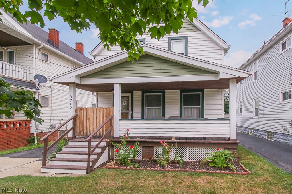 Adorable, lovingly maintained home ready for it's new family. So many updates await you!
Waterproofed basement, privacy fence, updated electrical and newer appliances are just a few of the investments made to ensure peace of mind in this move in ready home! Come check it out today!