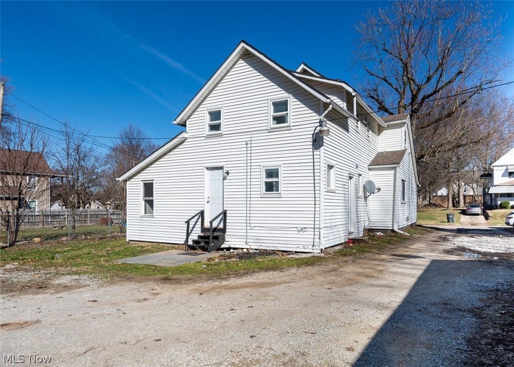 Photo of 678 Sumner St, Akron, OH 44311 (MLS # 5192866)