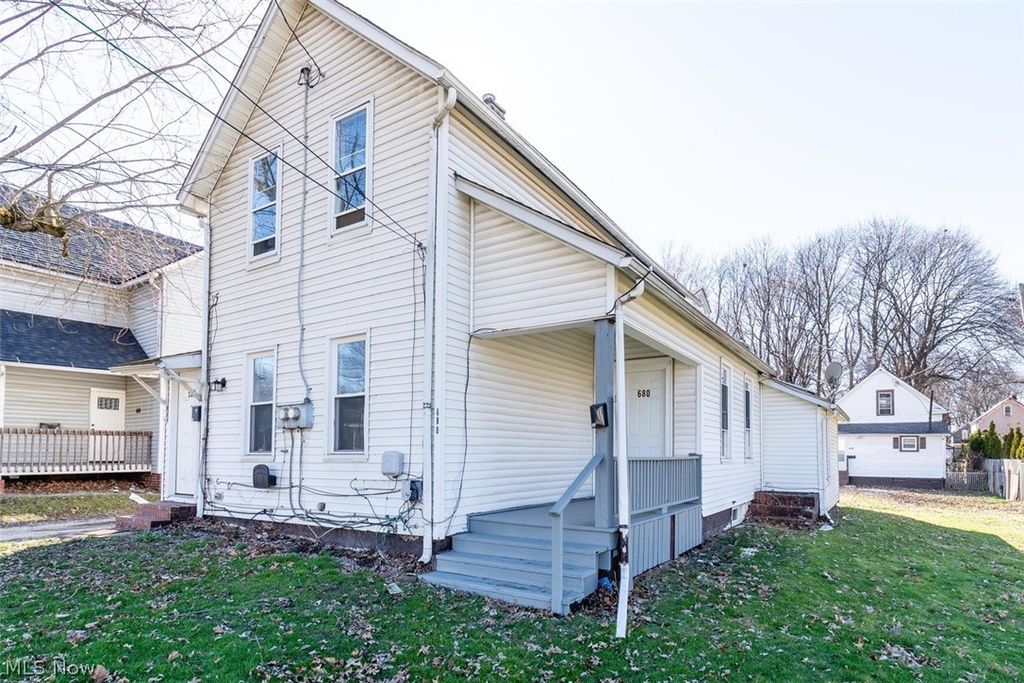 Photo of 678 Sumner St, Akron, OH 44311 (MLS # 5192866)