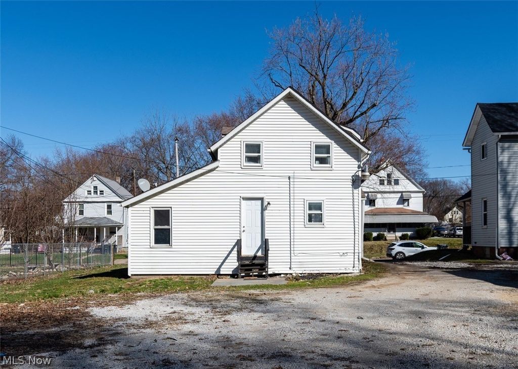 Photo of 678 Sumner St, Akron, OH 44311 (MLS # 5192866)