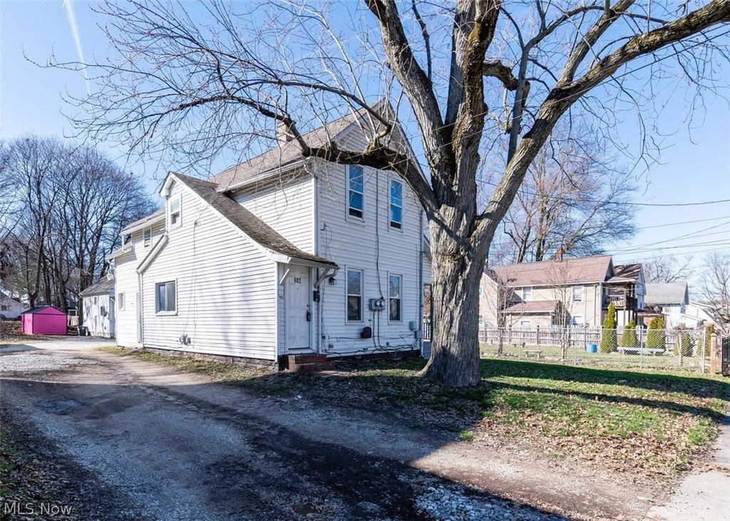 Photo of 678 Sumner St, Akron, OH 44311 (MLS # 5192866)