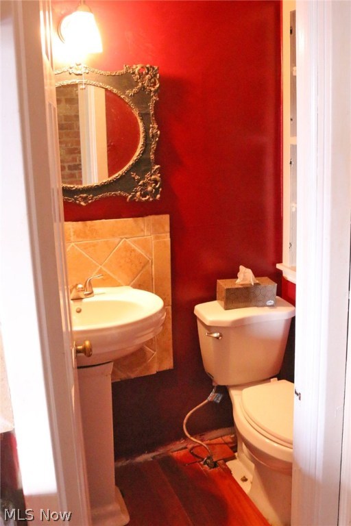 Main image without alt text