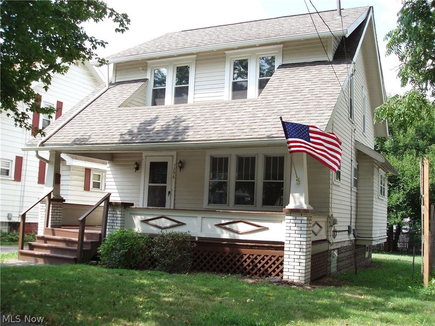Classic Firestone Park 2 story colonial.  Great Location.. New Stainless Steel stove and Refrigerator.... Nice hardwood floors...Move in Ready...
Priced  for quick sale....