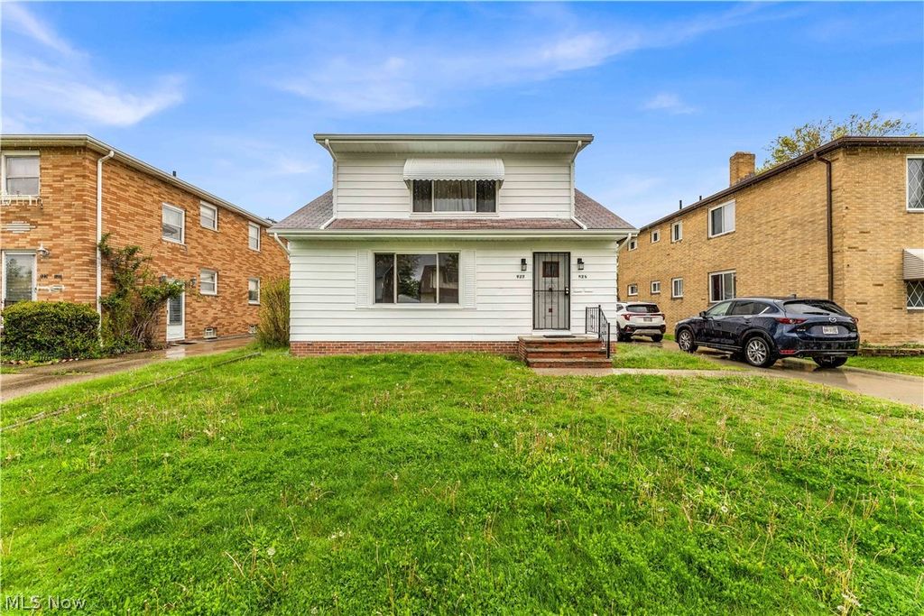 Photo of 927 E 216th Street, Euclid, OH 44119 (MLS # 5201491)