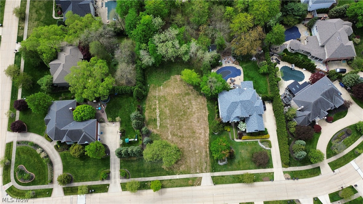 Cobblestone Chase - Land