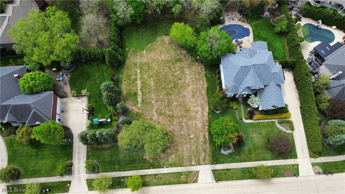 Cobblestone Chase - Land