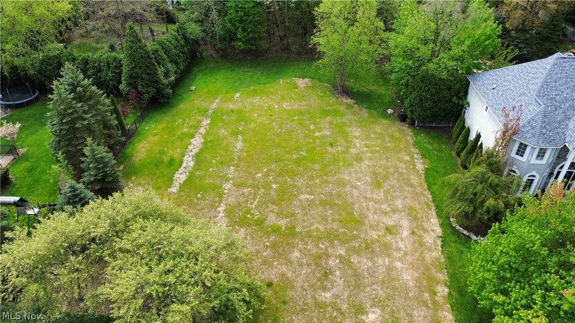 Cobblestone Chase - Land