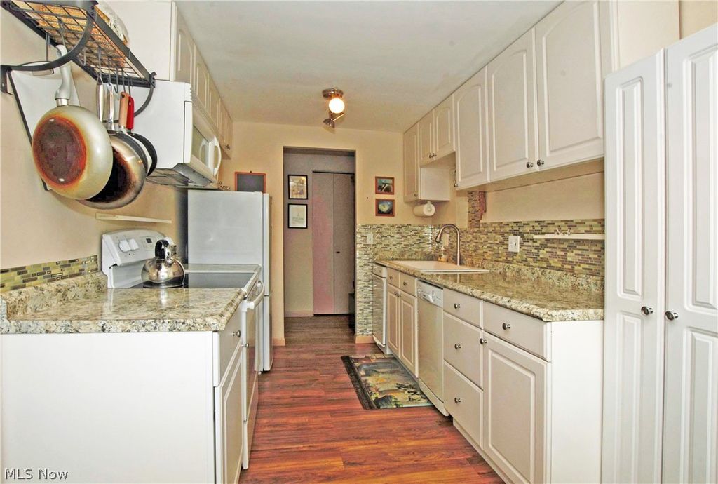 Photo of 25600 Country Club Boulevard #18, North Olmsted, OH 44070 (MLS # 5199078)