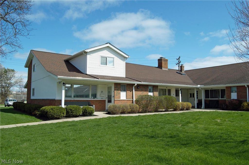 Photo of 25600 Country Club Boulevard #18, North Olmsted, OH 44070 (MLS # 5199078)