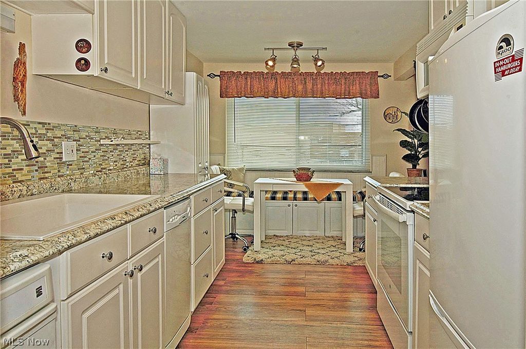 Photo of 25600 Country Club Boulevard #18, North Olmsted, OH 44070 (MLS # 5199078)