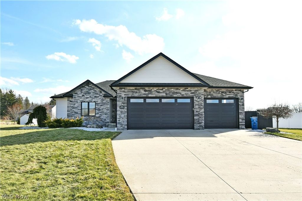 Photo of 4885 Treeline Trail, New Middletown, OH 44442 (MLS # 5188528)