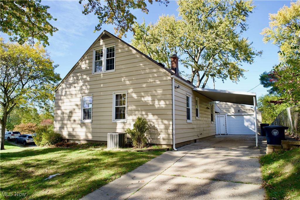 Photo of 1595 Evergreen Avenue, Akron, OH 44301 (MLS # 5176838)