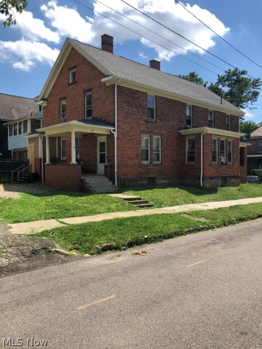 Duplex at the corner of 5th and Federal for Rent. Built in 1906 Large Rooms lots of hardwood features.