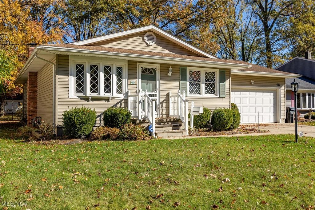 Photo of 633 Augdon Drive, Elyria, OH 44035 (MLS # 5160702)