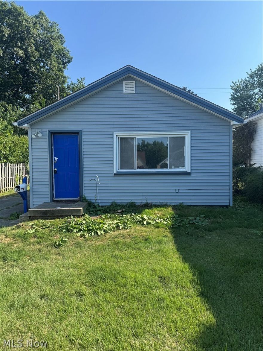 Investor opportunity in the heart of Euclid! This one-bedroom home offers strong fundamentals and excellent upside for those willing to put in some TLC. Natural light fills the living space, creating a bright and inviting interior ready for your vision.
Conveniently located near shopping and major highways, providing easy access for future tenants. Ideal for investors seeking a manageable value-add project with the potential to increase rental income and long-term equity.