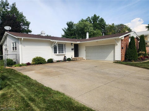 Homes For Sale - 376 Wallace Drive<br/> Berea, OH 44017