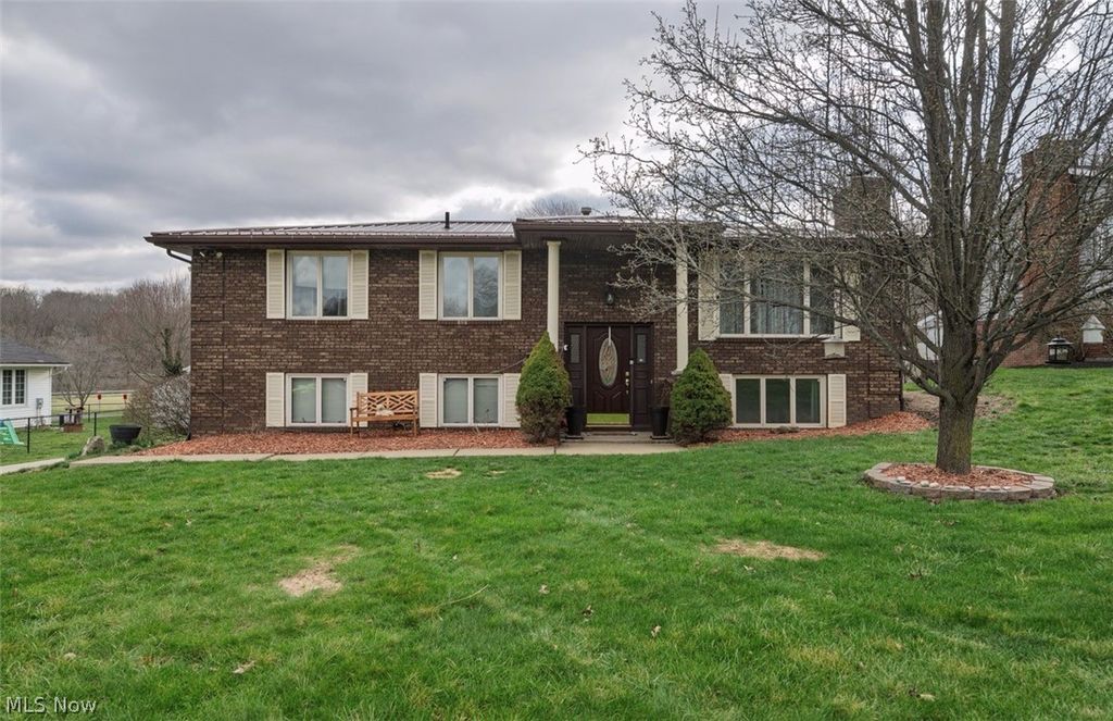 Photo of 5326 Hillsboro Avenue SE, Canton, OH 44707 (MLS # 5196838)