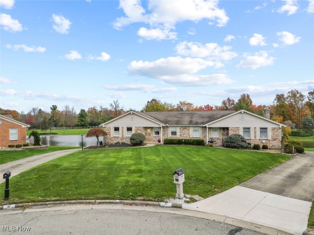 Photo of 30 Lakeview Cir, Canfield, OH 44406 (MLS # 5170360)