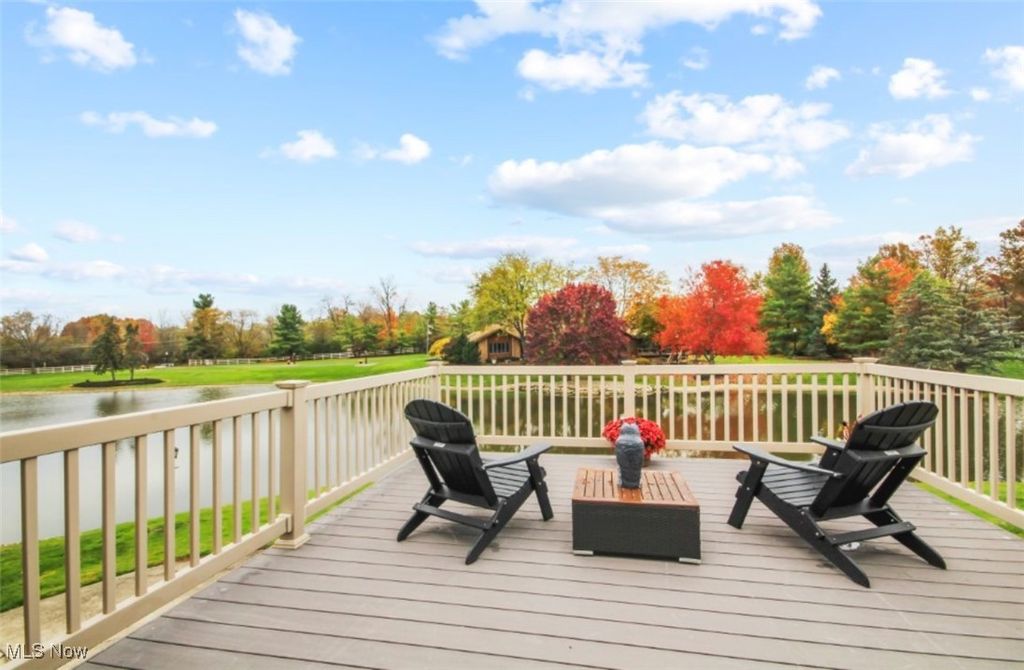 Photo of 30 Lakeview Cir, Canfield, OH 44406 (MLS # 5170360)