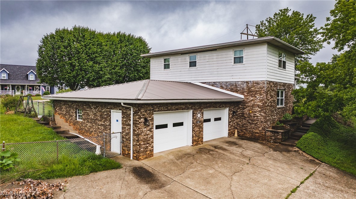Appraised at $275,000 – Priced to Sell! Instant Equity Opportunity.
Brick split-level on 3.688 acres in Warren Local Schools, situated on 4 parcels with a peaceful setting and easy access to Corridor D and Parkersburg. Featuring 3 beds, 2 full baths, an attached 2-stall garage, and an unfinished basement with potential to expand. Major updates include a metal roof (2019), HVAC system (2019), newer hardwood flooring, new dishwasher and fridge. The estate is being sold as-is — perfect for a buyer ready to add value through simple cosmetic updates like paint and minor drywall work. The land offers plenty of room to build a second garage, add an outbuilding, or create the backyard of your dreams. Whether you’re looking for a peaceful retreat, a customizable home, or your next investment project, this property delivers with space, location, and potential. Vacant and easy to show — seller is motivated and will entertain offers.