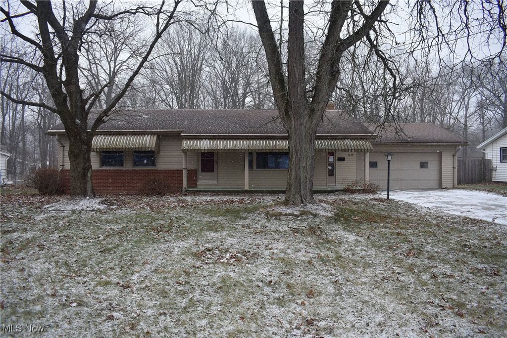 Photo of 1649 Lancaster Drive, Youngstown, OH 44511 (MLS # 5178910)