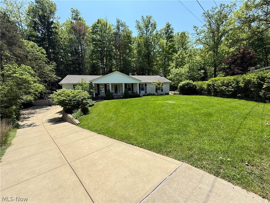 Photo of 6803 cranbrook DR, Brecksville, OH 44141 (MLS # 5211441)