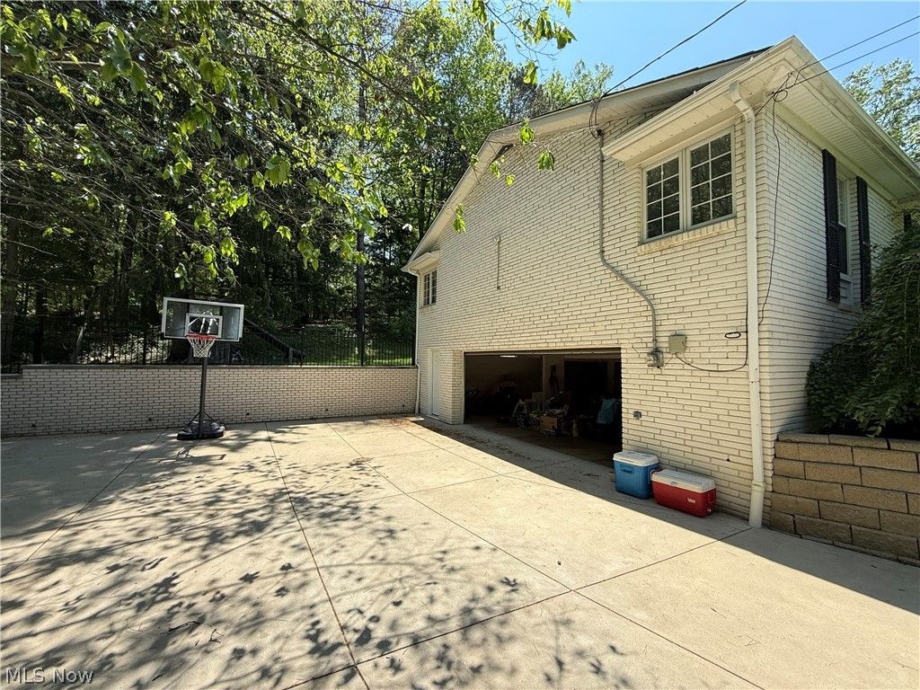 Photo of 6803 cranbrook DR, Brecksville, OH 44141 (MLS # 5211441)