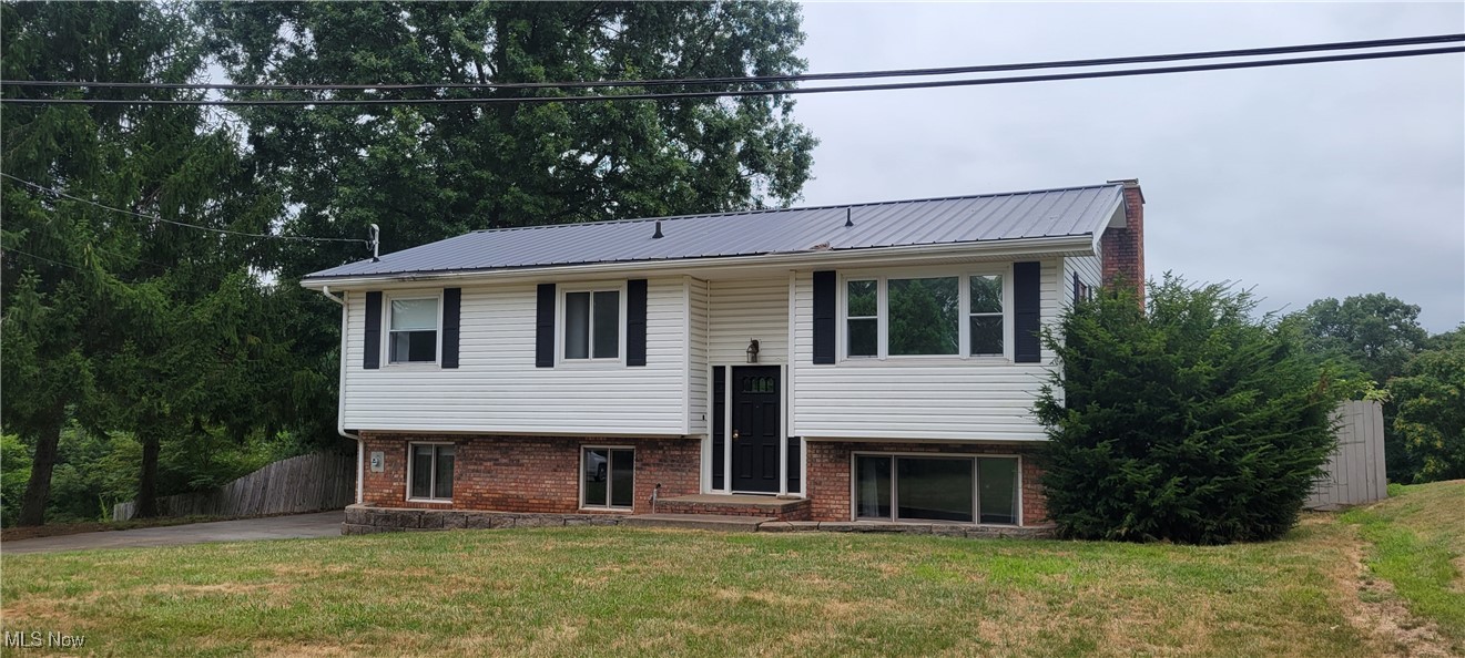 Great location!! Warren School district!! Split level home on 1.63 acres. The home offers 3 bedrooms on the main level with 2 full bathrooms, large living room with new flooring and a deck on the back. Spacious eat in kitchen with lots of natural light. On the lower level is a family room, bedroom and a full bathroom. Off the family room is a patio and large back yard with a 12x 20 building.
Attached to the home is a 2-stall garage. The washer and dryer are in the garage. Just minutes from Marietta. This home is move in ready!!