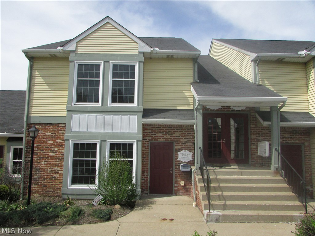 A very nice one floor condo unit in Ross Commons. Almost 1000 square feet. Finished with multiple offices currently, or finish it to your desires. Owner will consider a lease option.