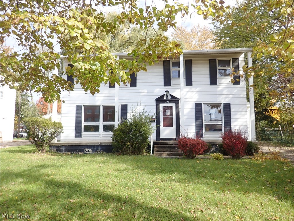 Neutral 4 bedroom 2 story colonial, 1800sf. A finished basement and sun room add additional living space. Hard wood flooring. Furnace 2005. Roof 2001.
Convenient location close to schools, shopping and dining.