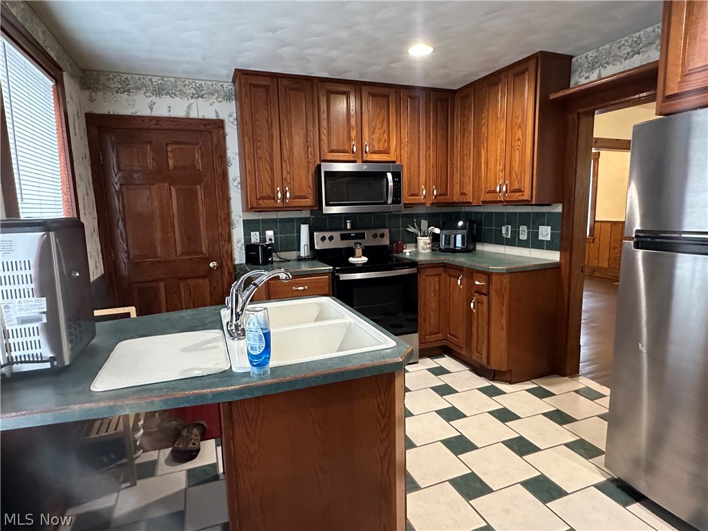 Main image without alt text