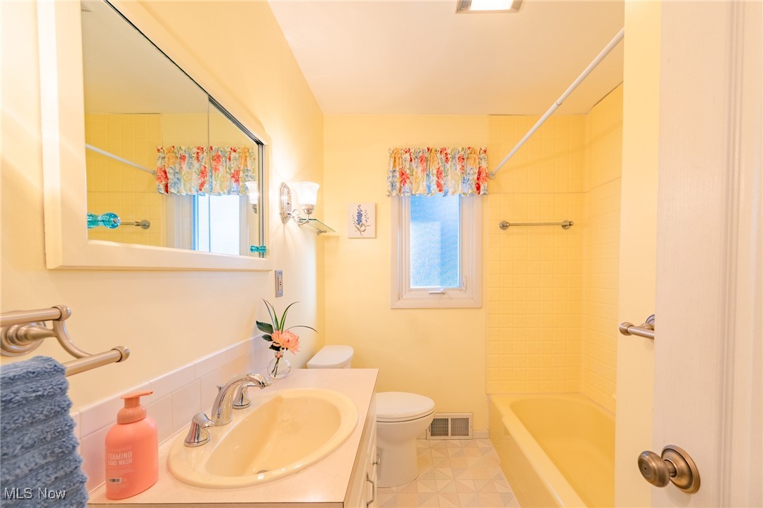 2597 Springlake Boulevard, Painesville, Ohio image 13