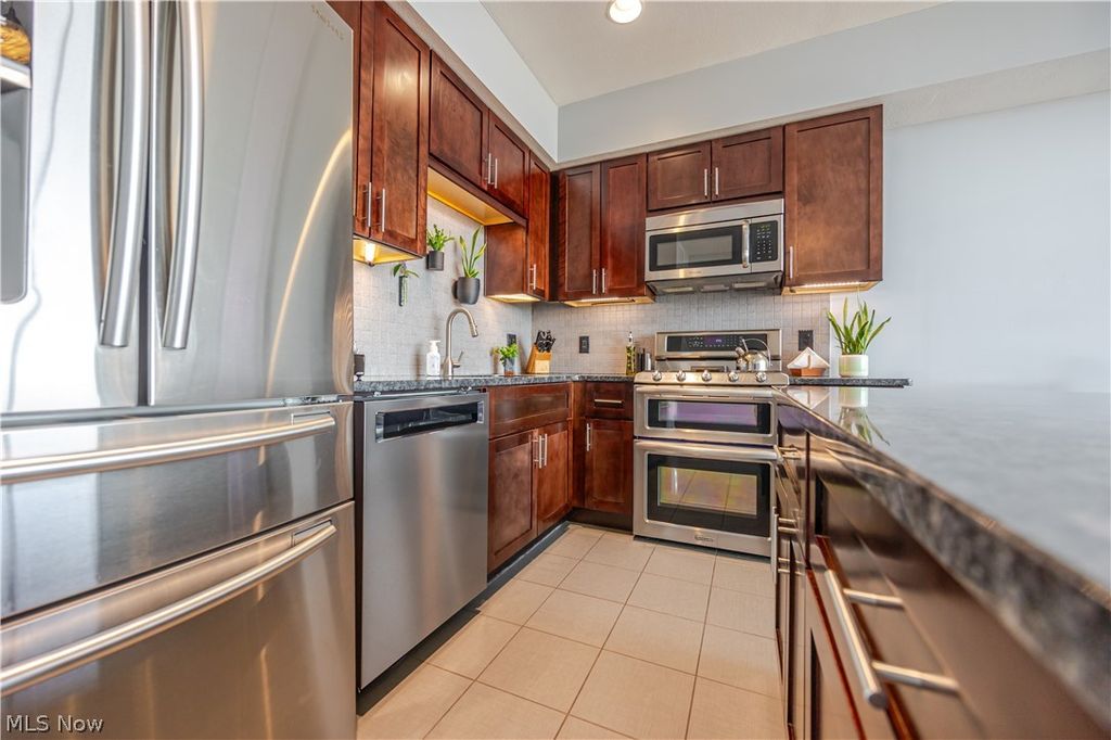 Photo of 1237 Washington Avenue #1211, Cleveland, OH 44113 (MLS # 5195136)