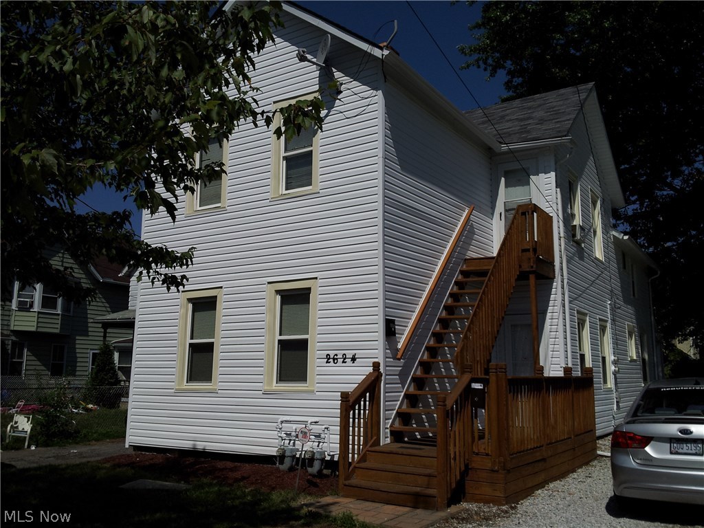 Clean & comfortable, updated 3-bedroom with 1 bath (down unit) available for rent. Updates include with new aluminum siding, newer carpet, fresh paint, laundry area/mud room, sun porch and kitchen area. Kitchen appliances included. Easy highway access with nearby shopping plazas. Schedule a showing
today! Leasing qualifications are good credit, stable employment, gross monthly income must be 2.5 times the monthly rent. No pets, no section 8.